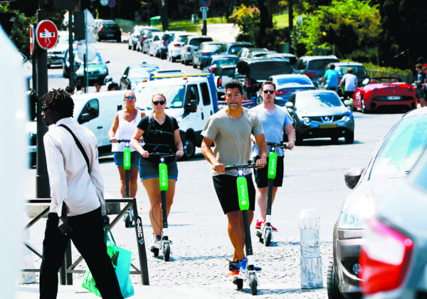 近日在巴黎推出的共享电动踏板车Lime(AFP/Getty Images) 近日在巴黎推出的共享电动踏板车Lime(AFP/Getty Images)