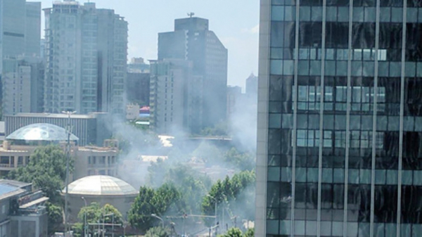 美驻华大使馆外的现场升起白烟。