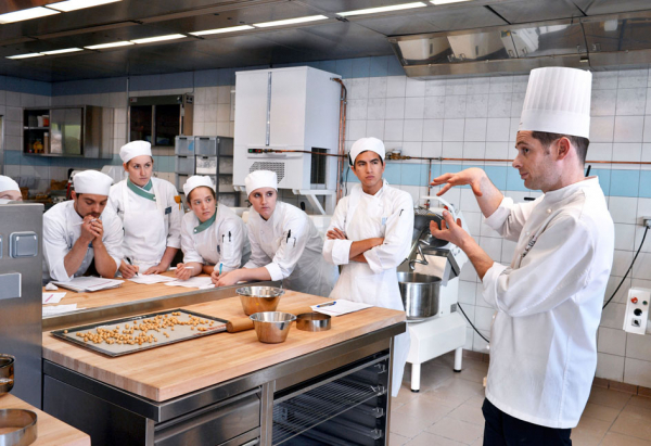 一名甜点师在传授巧克力制作技巧。(AFP/Getty Images) 一名甜点师在传授巧克力制作技巧。(AFP/Getty Images)