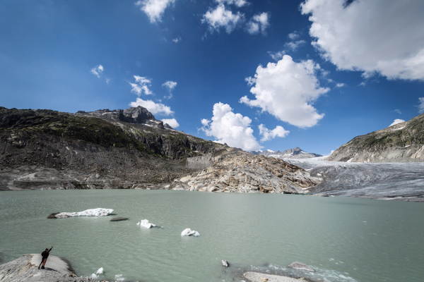 2018年8月3日,一股热浪横扫整个北欧。图为罗纳河冰川尽头的一个冰川湖。罗纳河冰川曾经是欧洲最大的冰川,其支流可远及法国里昂。目前罗纳河冰川日益缩减,尤其在夏季时,每天缩减3米以上。(FABRICE COFFRINI/AFP/Getty Images) 2018年8月3日,一股热浪横扫整个北欧。图为罗纳河冰川尽头的一个冰川湖。罗纳河冰川曾经是欧洲最大的冰川,其支流可远及法国里昂。目前罗纳河冰川日益缩减,尤其在夏
