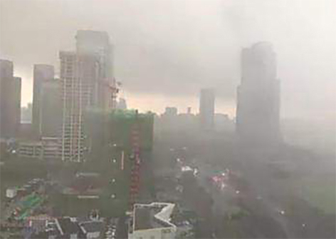台风给上海带来狂风大雨。 台风给上海带来狂风大雨。