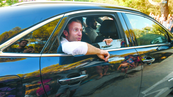 马克龙8月7日与民众见面(AFP/Getty Images) 马克龙8月7日与民众见面(AFP/Getty Images)