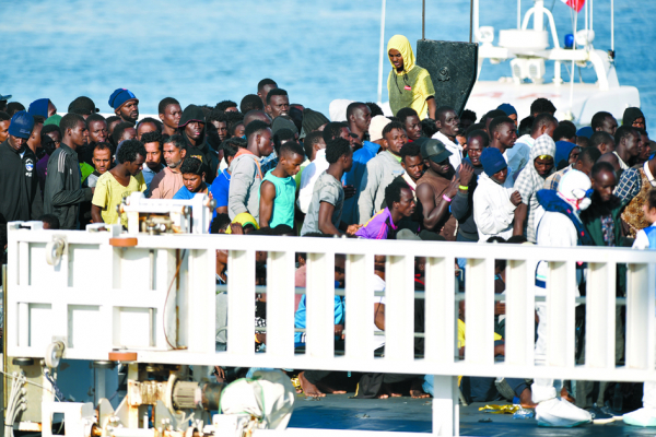 罗马当局近日表示,将不再履行欧盟边境管理局(Frontex)领导的海神计划(Triton)以及后续的索非亚行动(Sophia)中意大利应负责的部分。图为意大利西西里岛卡塔尼亚港,海上获救难民正等待下船。(GIOVANNI ISOLINO/ AFP/Getty Images) 罗马当局近日表示,将不再履行欧盟边境管理局(Frontex)领导的海神计划(Triton)以及后续的索非亚行动(Sophia)中意大利应负责的部分。图为意大利西