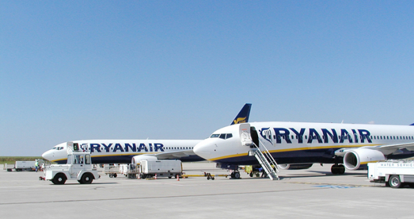 欧洲廉航瑞安航空(Ryanair)位于法兰克福-哈恩机场的波音737-800客机(Raboe001/维基百科) 欧洲廉航瑞安航空(Ryanair)位于法兰克福-哈恩机场的波音737-800客机(Raboe001/维基百科)