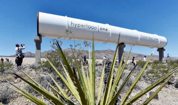 Hyperloop one公司生产的减压、近真空的管道,回路列车将在其中运行。(Getty Images) Hyperloop one公司生产的减压、近真空的管道,回路列车将在其中运行。(Getty Images)