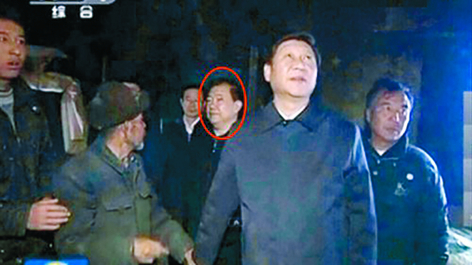 2013年,习近平到甘肃视察扶贫时,王三运背着拖着贫困老农手的习近平,怒视老农,画面意外出现在央视,王三运意外走红,被网民称为“板脸哥”。图中圈红者为王三运。 2013年,习近平到甘肃视察扶贫时,王三运背着拖着贫困老农手的习近平,怒视老农,画面意外出现在央视,王三运意外走红,被网民称为“板脸哥”。图中圈红者为王三运。