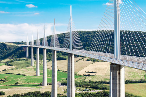 法国米约高架桥(Viaduc de Millau),该桥是巴黎到蒙彼利埃的A75-A71高速公路路轴的一部份。(123RF) 法国米约高架桥(Viaduc de Millau),该桥是巴黎到蒙彼利埃的A75-A71高速公路路轴的一部份。(123RF)