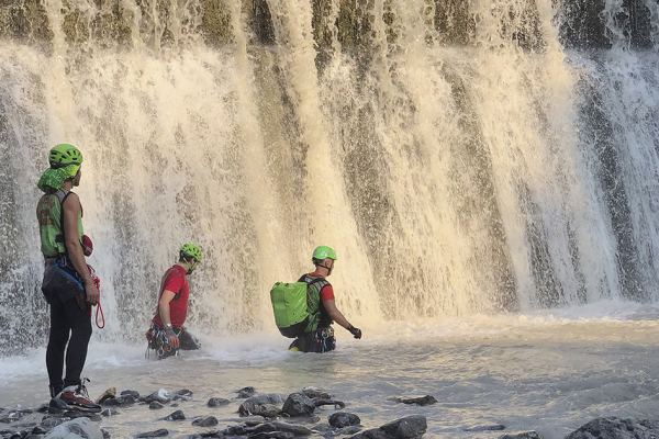 8月21日,救援人员继续在峡谷搜寻幸存者。(AFP/Getty Images) 8月21日,救援人员继续在峡谷搜寻幸存者。(AFP/Getty Images)