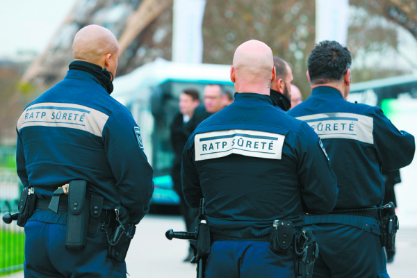 巴黎大众运输公司安保人员 (AFP/Getty Images) 巴黎大众运输公司安保人员 (AFP/Getty Images)