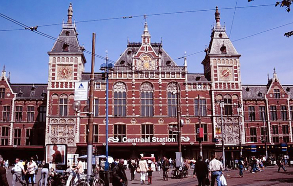 荷兰阿姆斯特丹中央车站(维基百科) 荷兰阿姆斯特丹中央车站(维基百科)