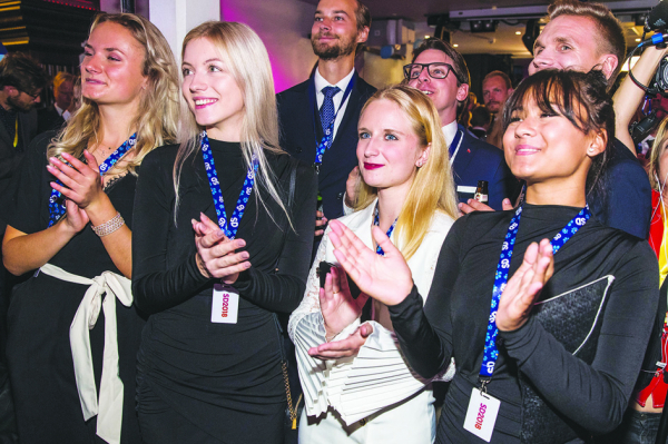 2018年9月9日,极右的瑞典民主党支持者雀跃于民调的大幅提升。(Getty Images) 2018年9月9日,极右的瑞典民主党支持者雀跃于民调的大幅提升。(Getty Images)