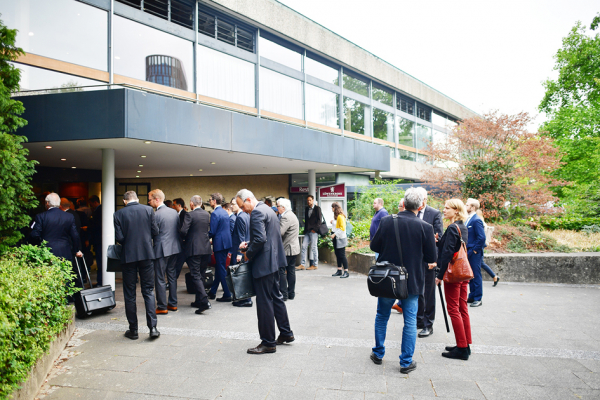 9月10日，相关人员抵达Stadthalle会议中心，旁听大众公司股东求偿案的法庭审理。（Getty Images）