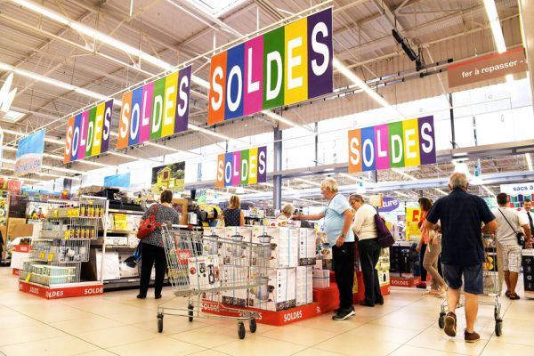 在打折季期间法国的一家卖场(AFP/Getty Images) 在打折季期间法国的一家卖场(AFP/Getty Images)