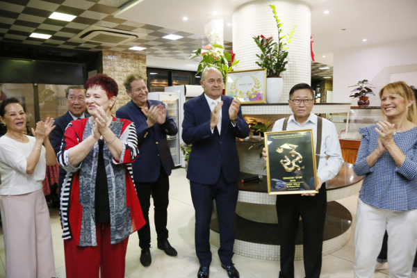 牛柳餐厅老板罗伯特•弗手持金龙奖(右二)、法国国际旅游联合会主席杜吕克(右三)、第一副主席何福基(后排左二)。(摄影:李牧/看中国) 牛柳餐厅老板罗伯特•弗手持金龙奖(右二)、法国国际旅游联合会主席杜吕克(右三)、第一副主席何福基(后排左二)。(摄影:李牧/看中国)