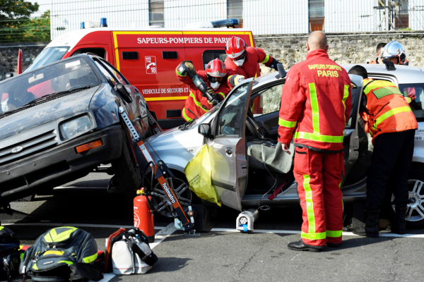 正在事故现场抢救的消防员（AFP/Getty Images）