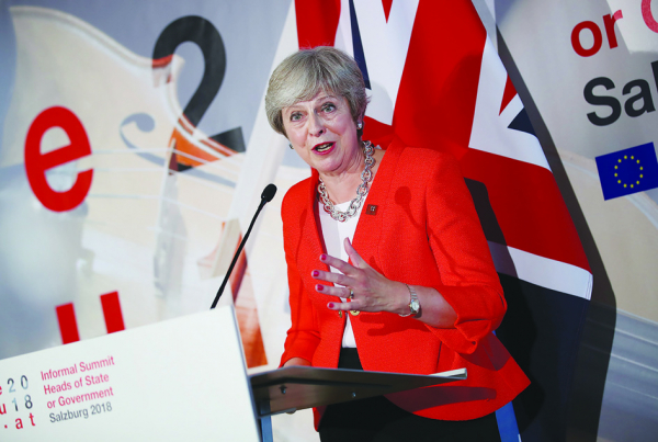 特雷莎•梅的“契克斯”脱欧计划在脱欧峰会上被欧委会主席容克批评,这让英相特雷莎•梅十分不悦却也无奈。(Getty Images) 特雷莎•梅的“契克斯”脱欧计划在脱欧峰会上被欧委会主席容克批评,这让英相特雷莎•梅十分不悦却也无奈。(Getty Images)