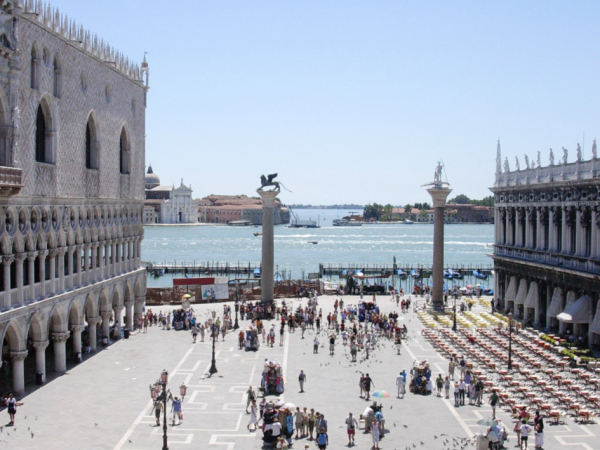 从圣马可教堂俯瞰圣马可广场(Janmad/维基百科) 从圣马可教堂俯瞰圣马可广场(Janmad/维基百科)