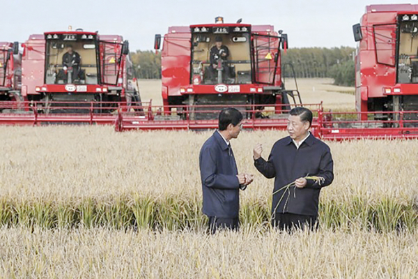习近平赴黑龙江考察,并先后参观了北大荒集团的粮食基地和重工业基地。 习近平赴黑龙江考察,并先后参观了北大荒集团的粮食基地和重工业基地。