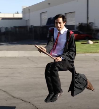 金扎克(Zach King)模仿哈利 • 波特飞行。(图片来源:youtube截图)