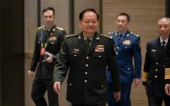 2024年4月22日，中共中央军委副主席张又侠抵达山东省青岛市，出席第十九届西太平洋海军研讨会开幕式前合影。（图片来源：Getty Images）