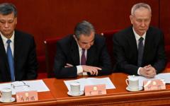 2023年3月4日，中共政治局委员马兴瑞、时任中央外事工作委员会办公室主任王毅、时任国务院副总理刘鹤出席中共政协会议开幕式。（图片来源：Getty Images）