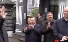 2024年的一次公开活动中，蔡奇注视习近平。（图片来源：视频截图）