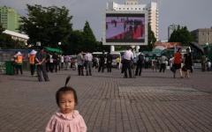 2019年6月21日，在平壤中央火车站外的一处公共广场上，人们正在观看电视新闻播报中共党魁习近平访问平壤期间与朝鲜领导人金正恩会晤的画面。（图片来源：ED JONES/AFP via Getty Images）