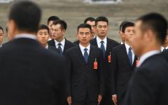 2017年10月25日，在中共中央政治局常务委员会成员名单公布后，身着西装的中共军方人员在北京人民大会堂外等候。（图片来源：GREG BAKER/AFP via Getty Images）