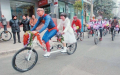 “超人”新郎单车迎亲 上百骑友助阵护航