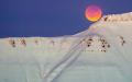 2018年1月31日，挪威朗伊尔城（Longyearbyen）山上看到的超级蓝色血月。(Getty Images)
