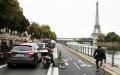 一位在塞纳河畔自行车道骑车的路人(AFP/Getty Images)