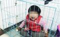 女童被关在笼子里。（视频截图）