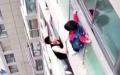 男子救助爬上14楼外墙的一名男孩。（视频截图）