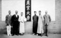 司徒雷登(左二)和燕京大学教授合影。