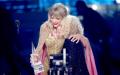 美国人气女歌手泰勒丝（Taylor Swift）横扫全美音乐奖“年度艺人”等6大奖。(图片来源：JC Olivera/Getty Images)