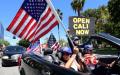 4月22日，加州民众上街游行，要求解封隔离令，重开加州。（图片来源：FREDERIC J. BROWN/AFP via Getty Images）