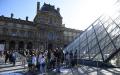 巴黎卢浮宫重新对游客开放，图为7月6日等待进入的游客。（Getty Images）