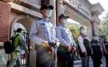 警察在沈阳市一所中学的入口处把守。(STR/AFP via Getty Images)