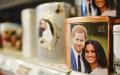 印有哈里和梅根照片的纪念品（Peter Summers/Getty Images）