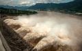  2020年7月19日，三峡大坝在泄洪。（图片来源：STR/AFP/Getty Images）