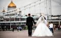 一对新人在莫斯科基督救世主大教堂前走过。（ALEXANDER NEMENOV/AFP via Getty Images）