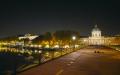 10月17日，巴黎实施宵禁，塞纳河艺术桥（Pont des Arts）上空无一人。（Kiran Ridley/Getty Images） 