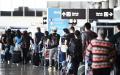 罗马机场，旅客在排队等候。（FILIPPO MONTEFORTE/AFP via Getty Images）