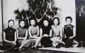 严仁美与赵四小姐等人合影。右一为严仁美，左三为赵四小姐。