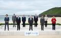 2021年6月11日，G7峰会在英国康沃尔开幕，英国、美国、加拿大、法国、德国、意大利和日本七国领导人，以及欧盟的两位领导人合影。（Leon Neal - WPA Pool/Getty Images）