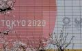 2020年3月30日，一栋建筑物外的东京奥运会和残奥会的徽标。（图片来源: KAZUHIRO NOGI/AFP via Getty Images）
