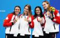 华裔女孩玛格丽特•麦克尼尔（右二）在东京奥运会上，为加拿大摘下奥运首枚金牌。(Al Bello/Getty Images)