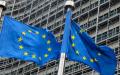 欧盟旗帜在欧盟委员会布鲁塞尔总部外飘扬。（图片来源: ARIS OIKONOMOU/AFP via Getty Images）