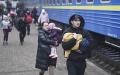 2022年3月5日，在乌克兰西部的利沃夫火车站，乌克兰难民争相搭乘火车前往波兰。（DANIEL LEAL/AFP via Getty Images）