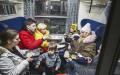 今年2月28日，一乌克兰家庭在为难民安置的火车上用餐。（Omar Marques/Getty Images)